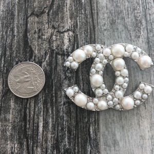 Fashion pearl brooch